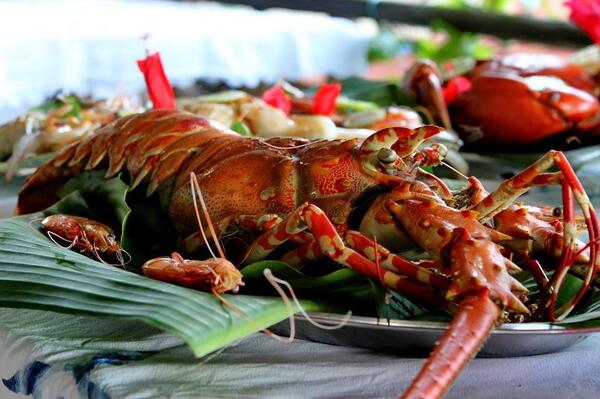 langouste servie sur une feuille de bananier